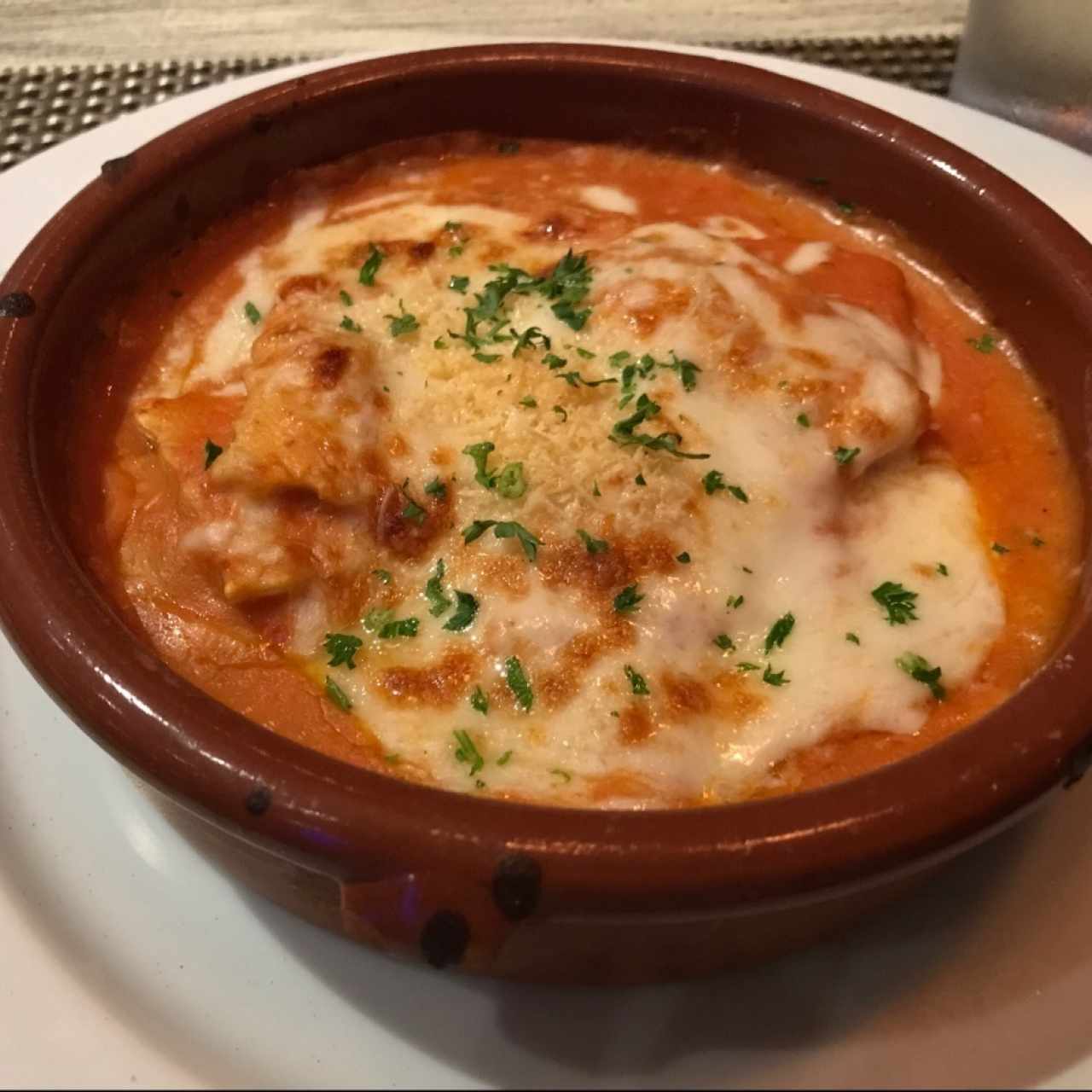 Ravioli de carne en salaa rosada