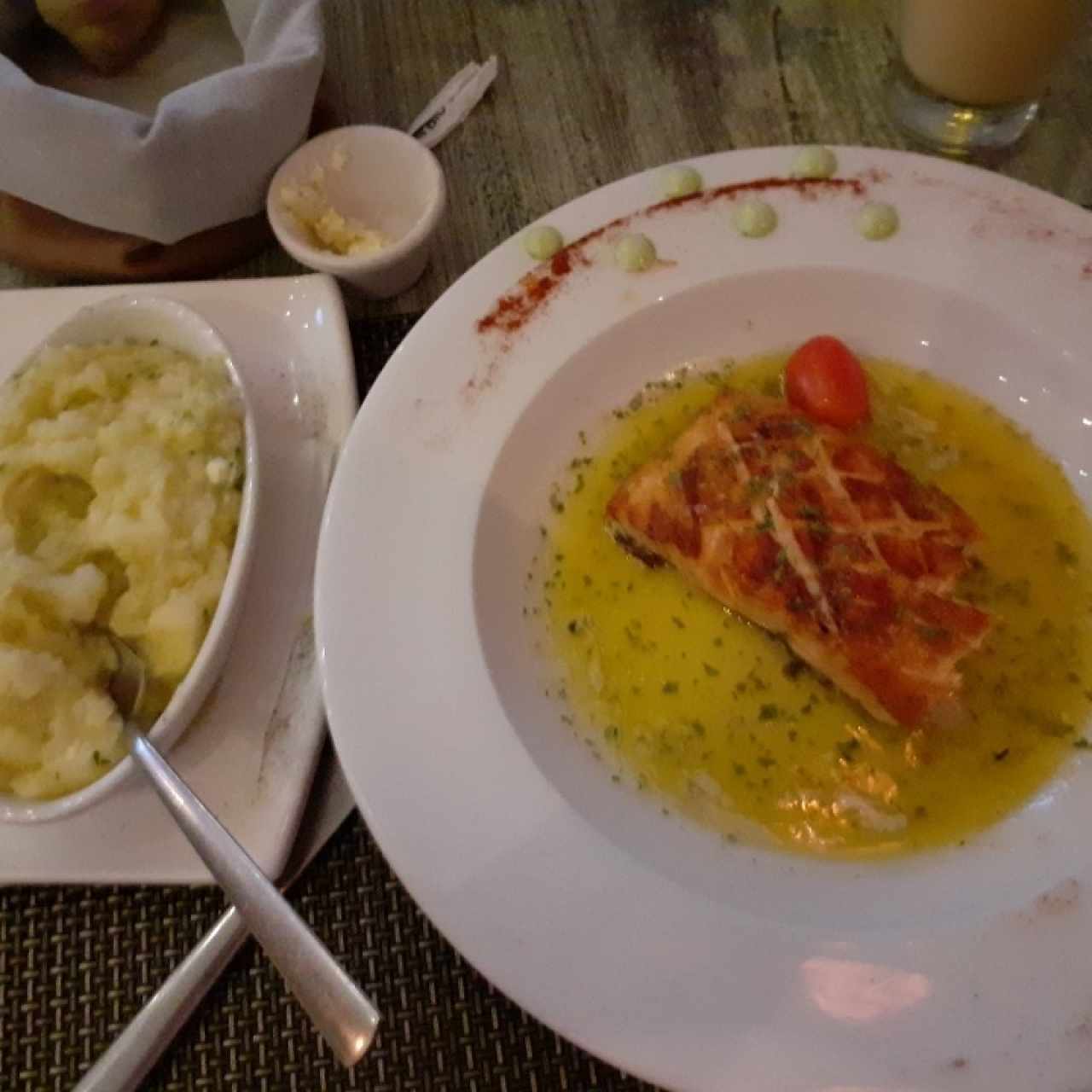 Lomo de salmón al limón con puré de papas