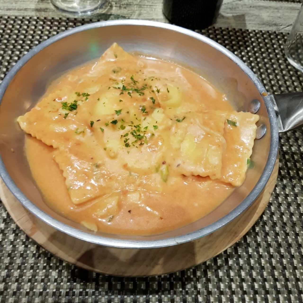 Ravioli de Salmon Ahumado y Queso Ricotta, a la Crema de Cebollina