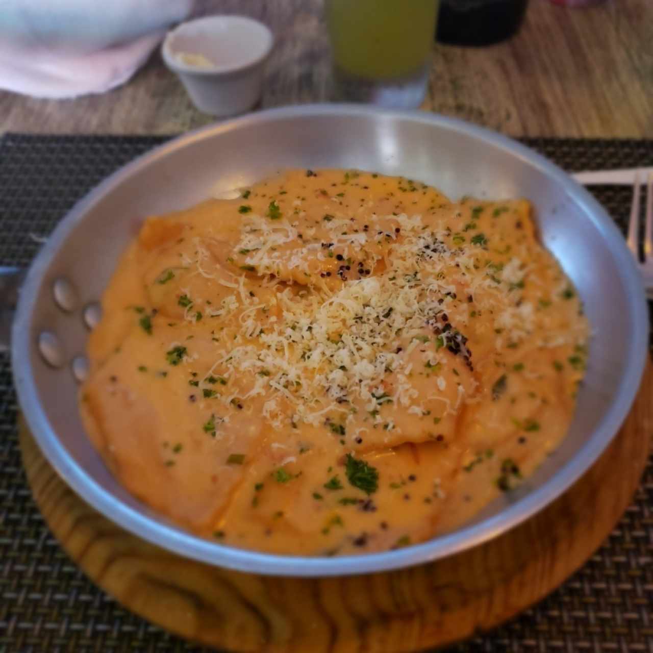 raviolis de salmón y cebollina