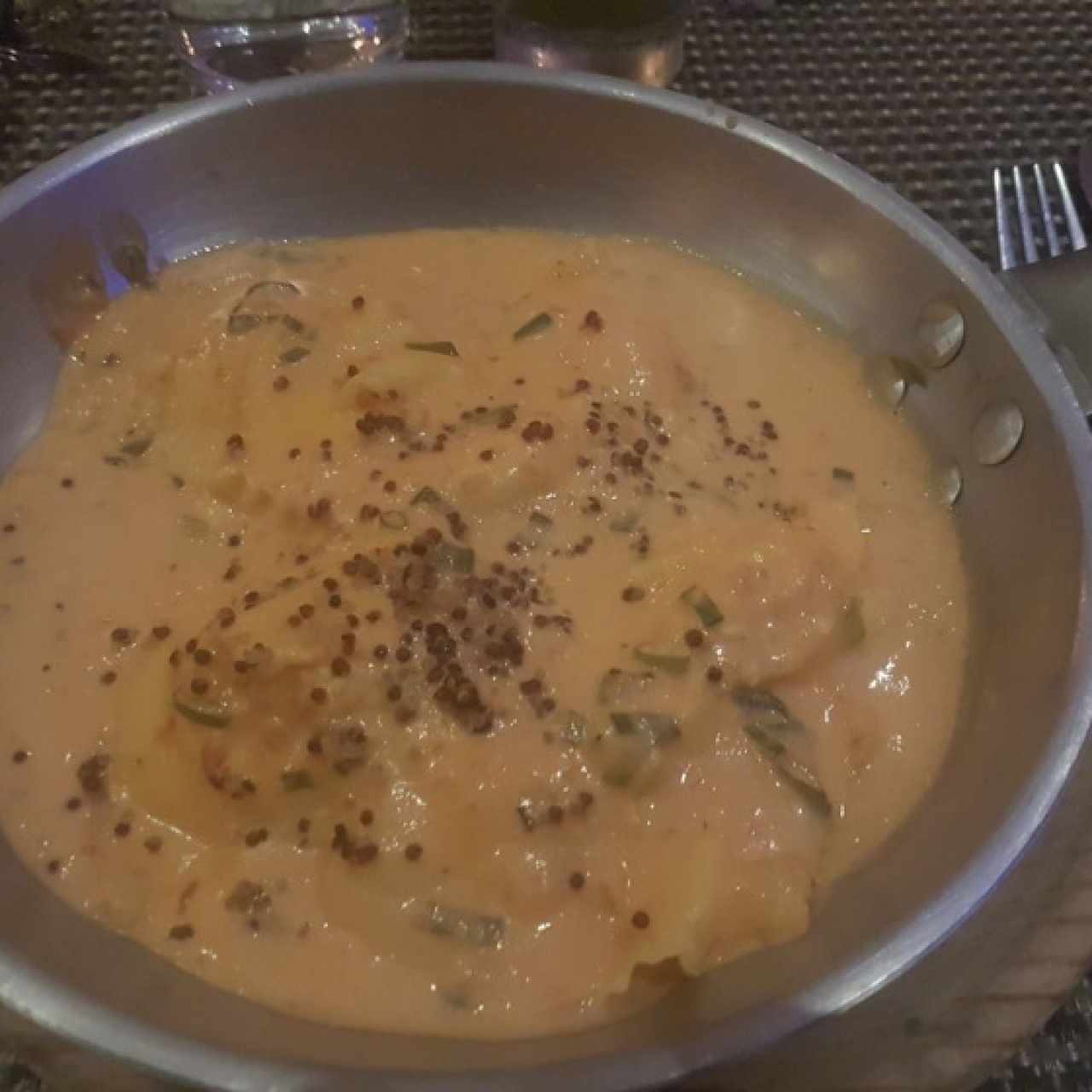 Duo de raviolis de salmón y queso ricotta a la crema de cebollina