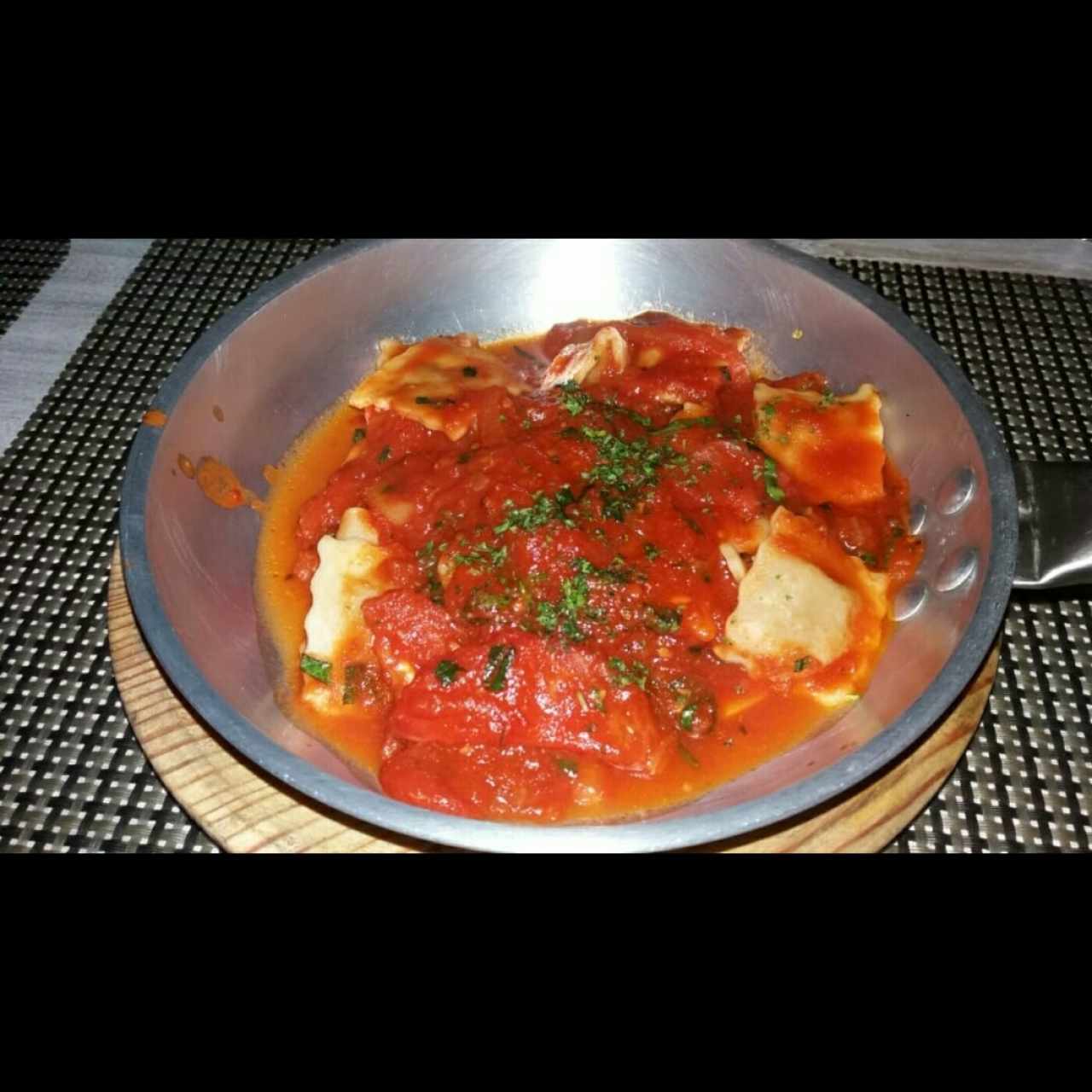 Ravioli de Carne Salteado Al Fileto Di Pomodoro