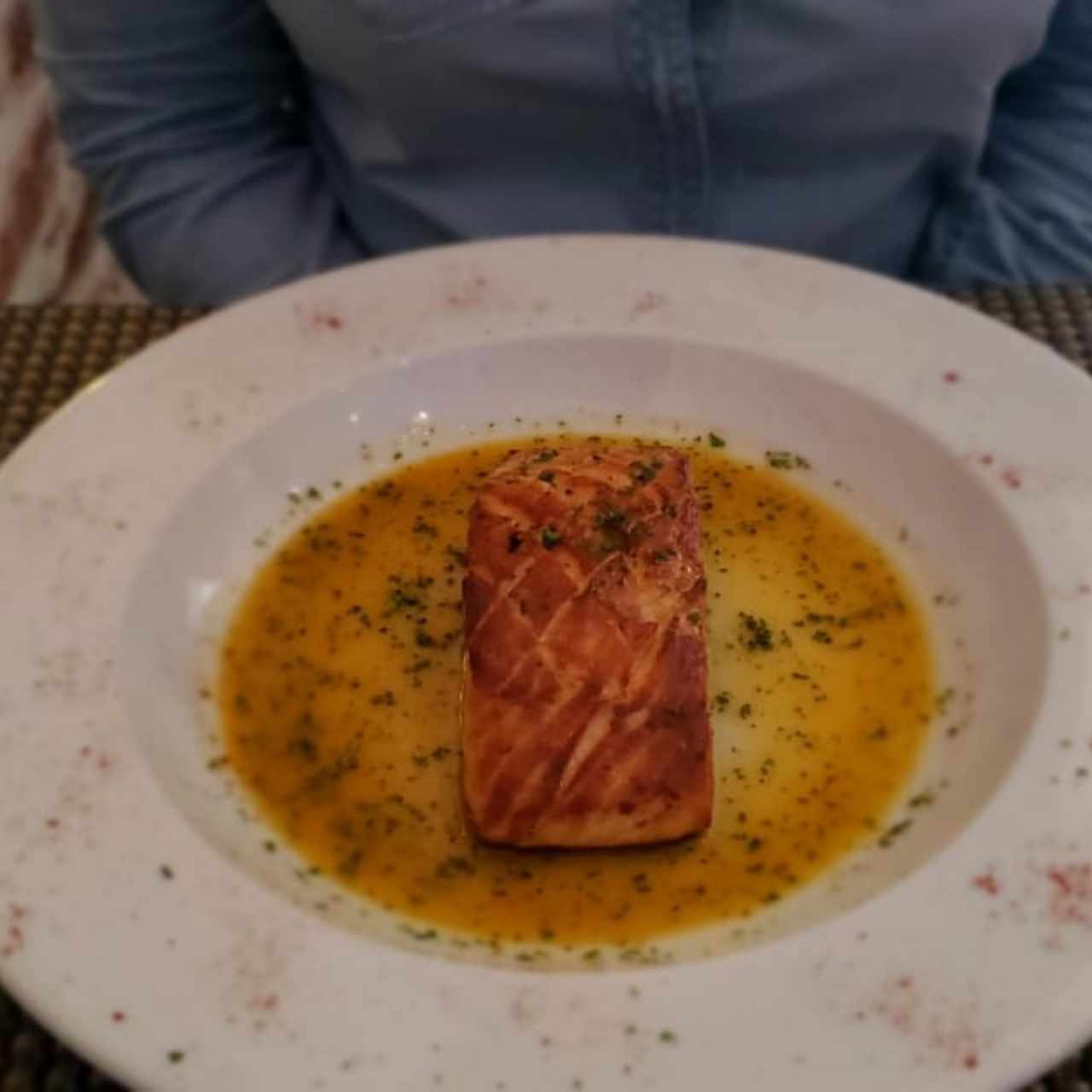 Lomo de Salmon o Atún al Grill Con Acompañamiento de su Seleccion