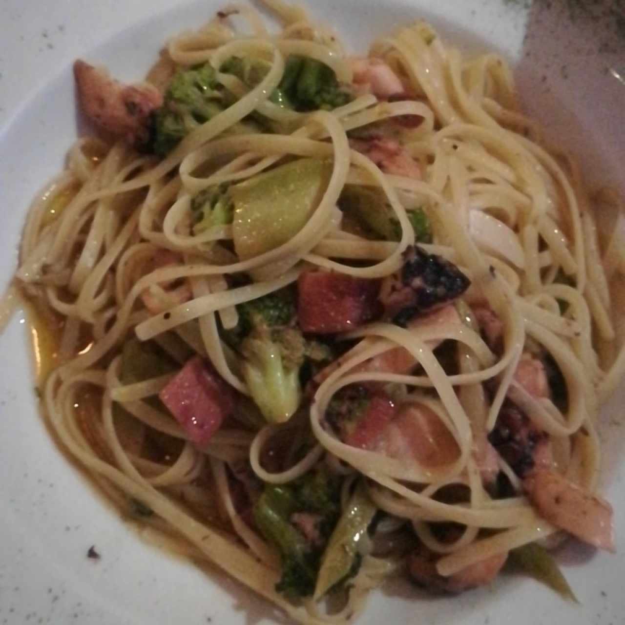 lingüíni con pulpo y brócoli