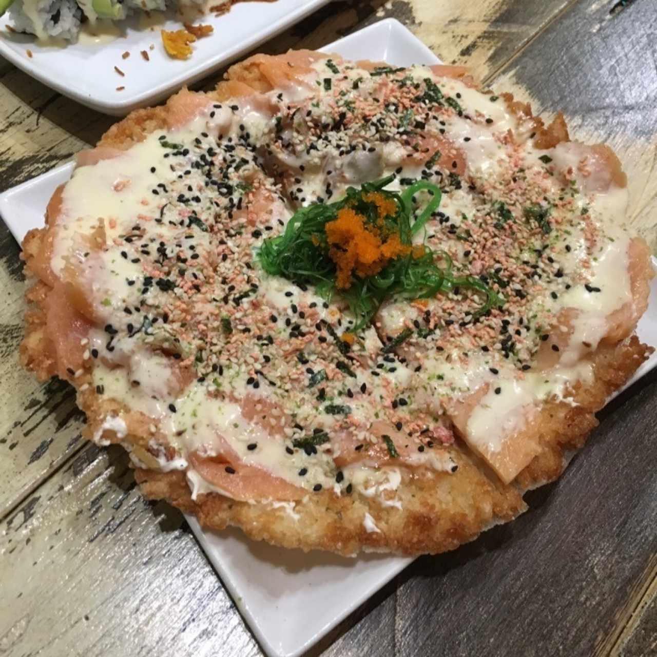 Sushi pizza de salmón