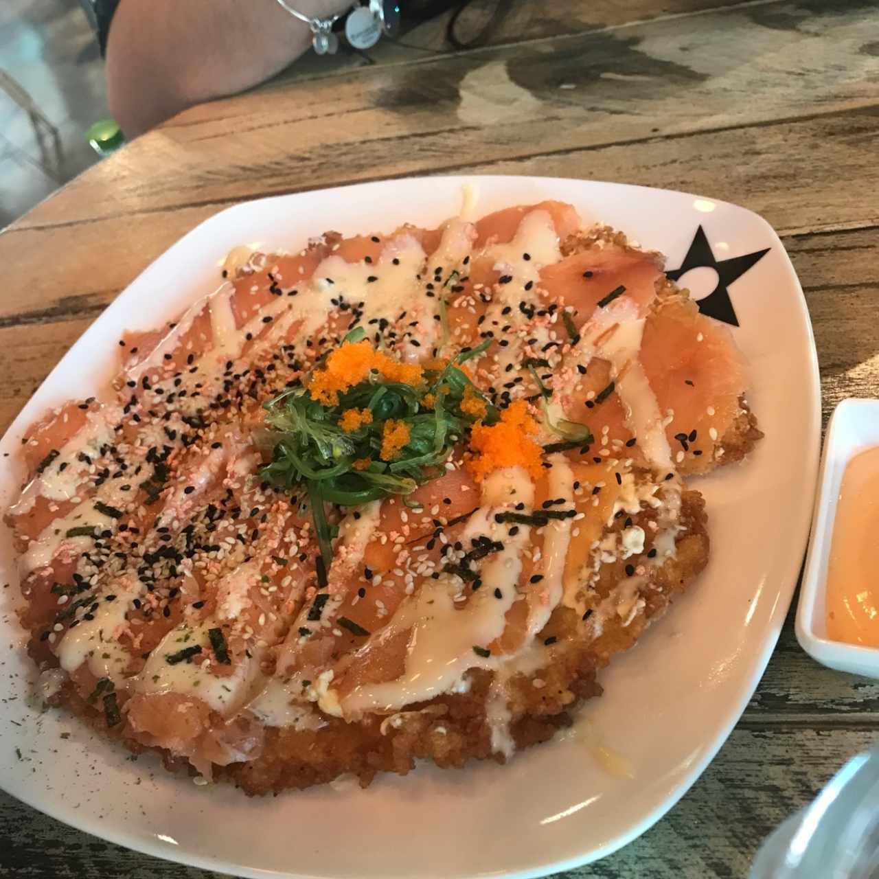 Sushi pizza de salmón