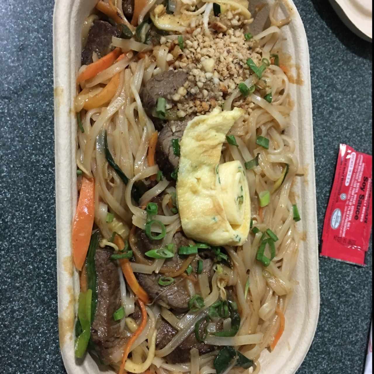 Pad Thai de carne para llevar.  