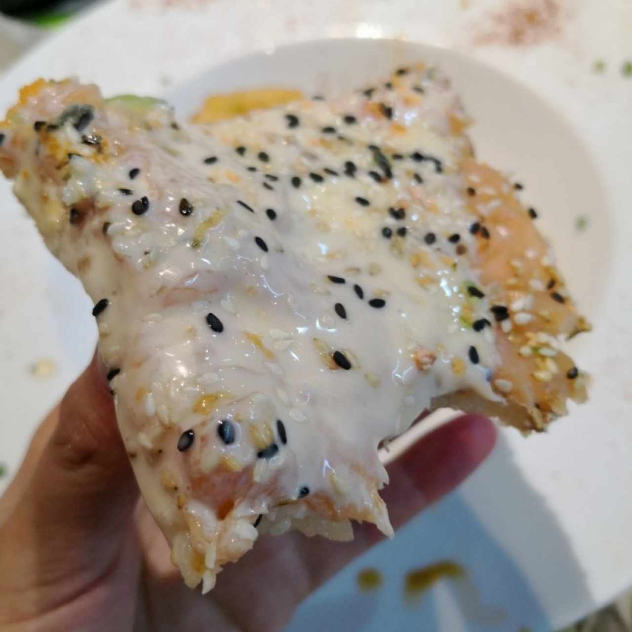 Sushi pizza de salmón