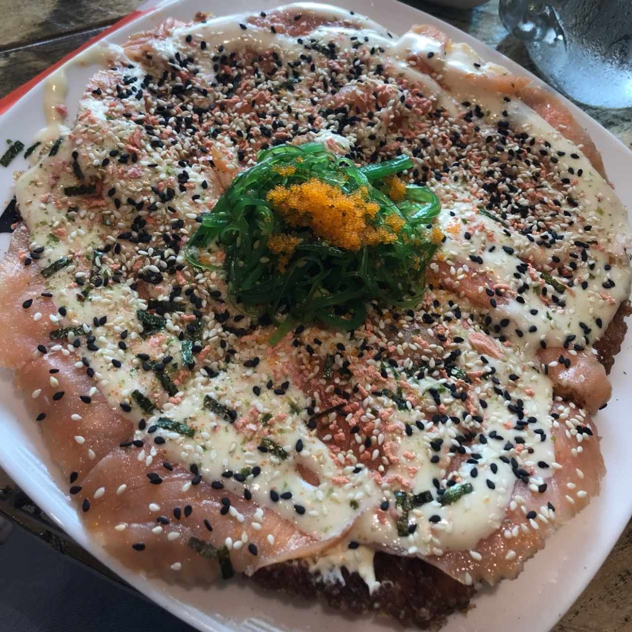 Sushi pizza de salmón