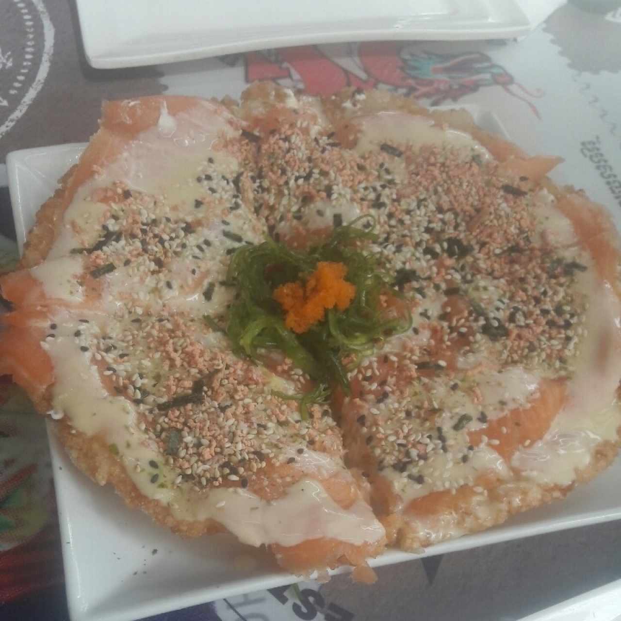 Sushi pizza de salmón