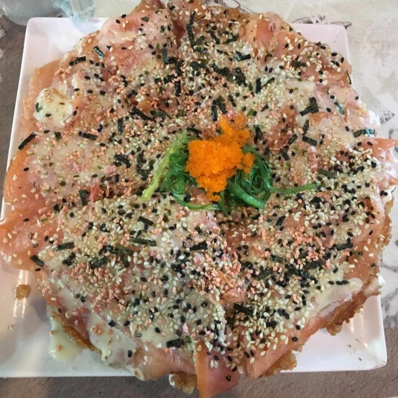 Sushi pizza de salmón