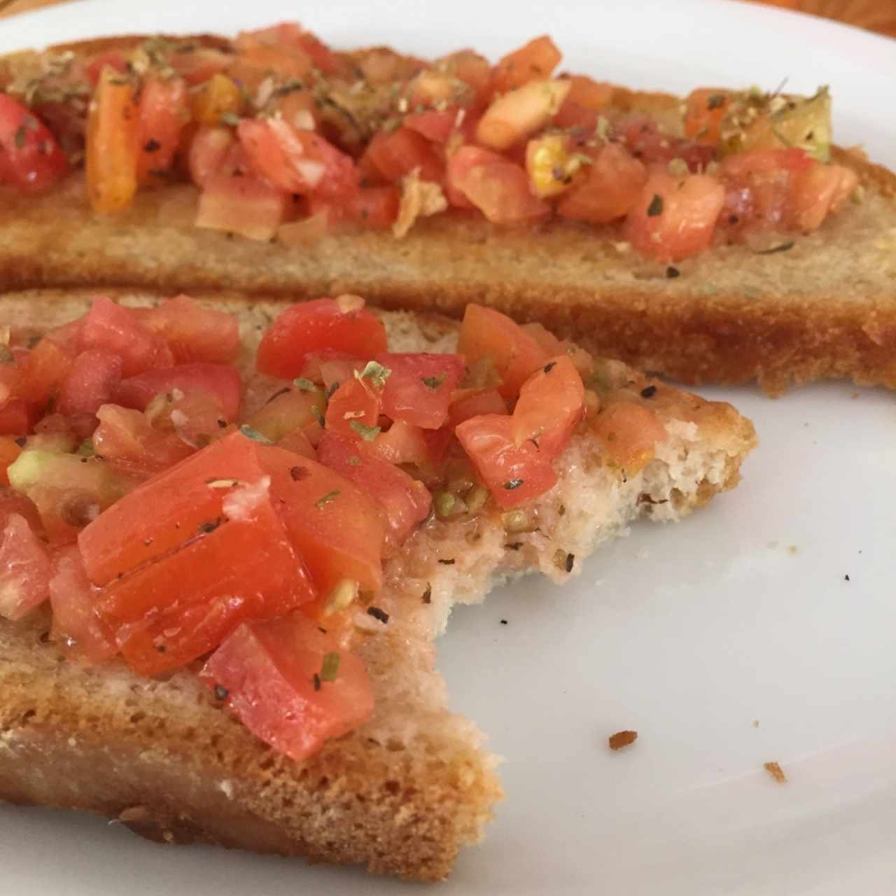 bruschetta bien casera y ligera como me gusta a mi !