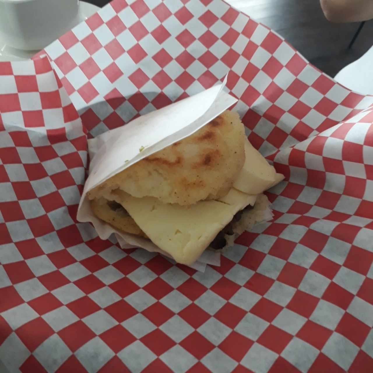 Arepa con queso y carne