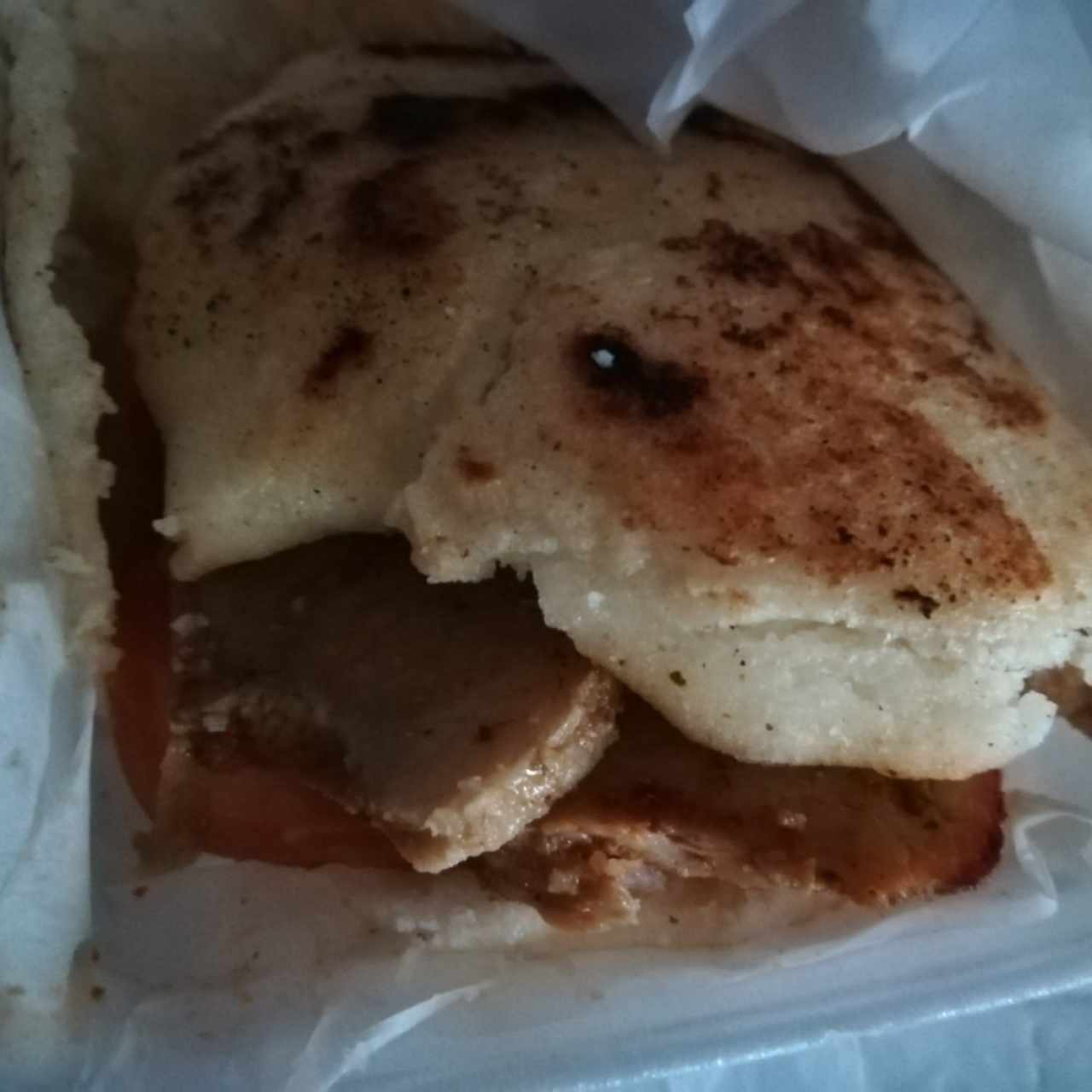 Arepa con tomate y cerdo