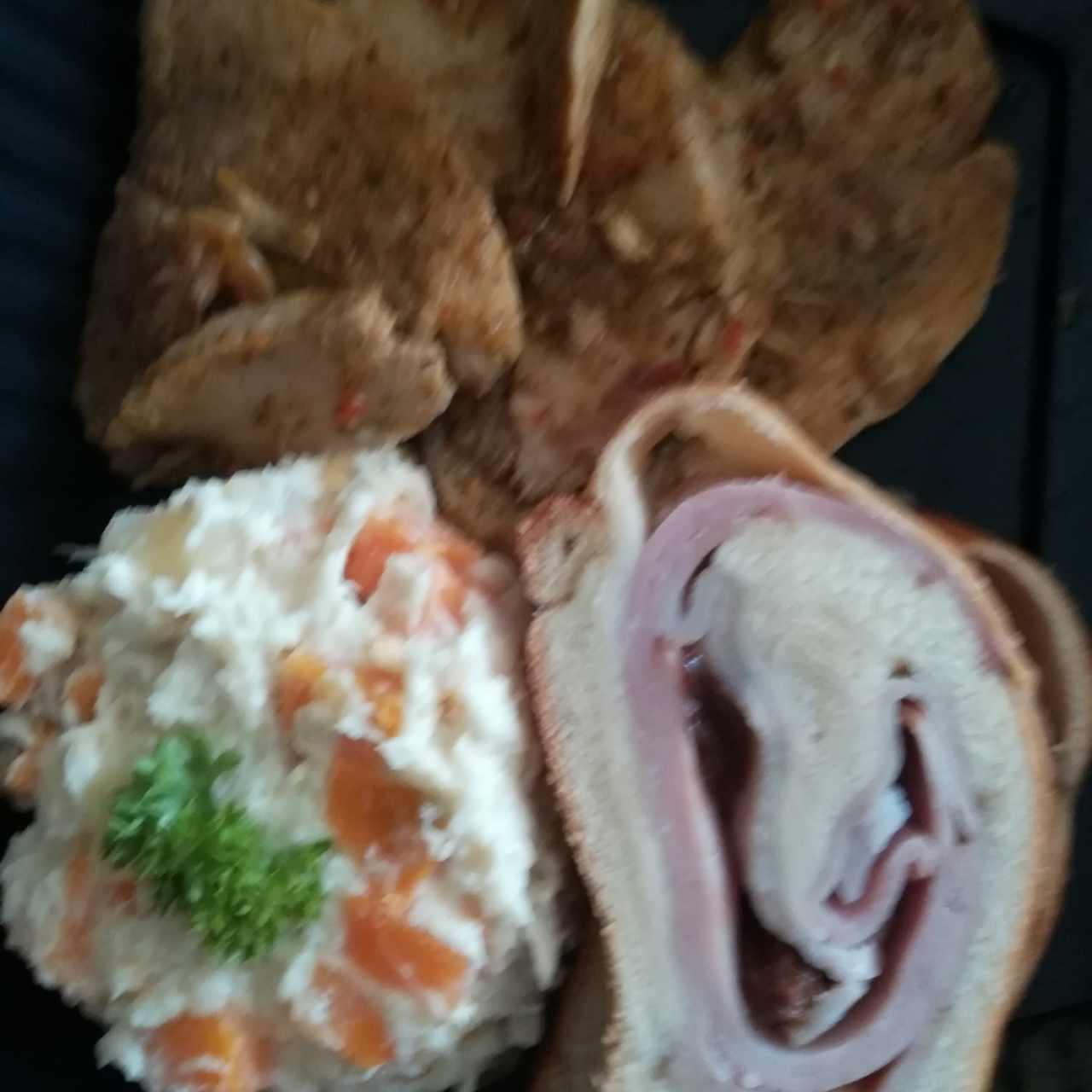 Pernil, ensalada papa, pan de jamón. 