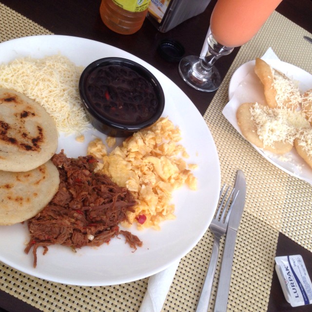 Desayuno venezolano y arepitas fritas con queso