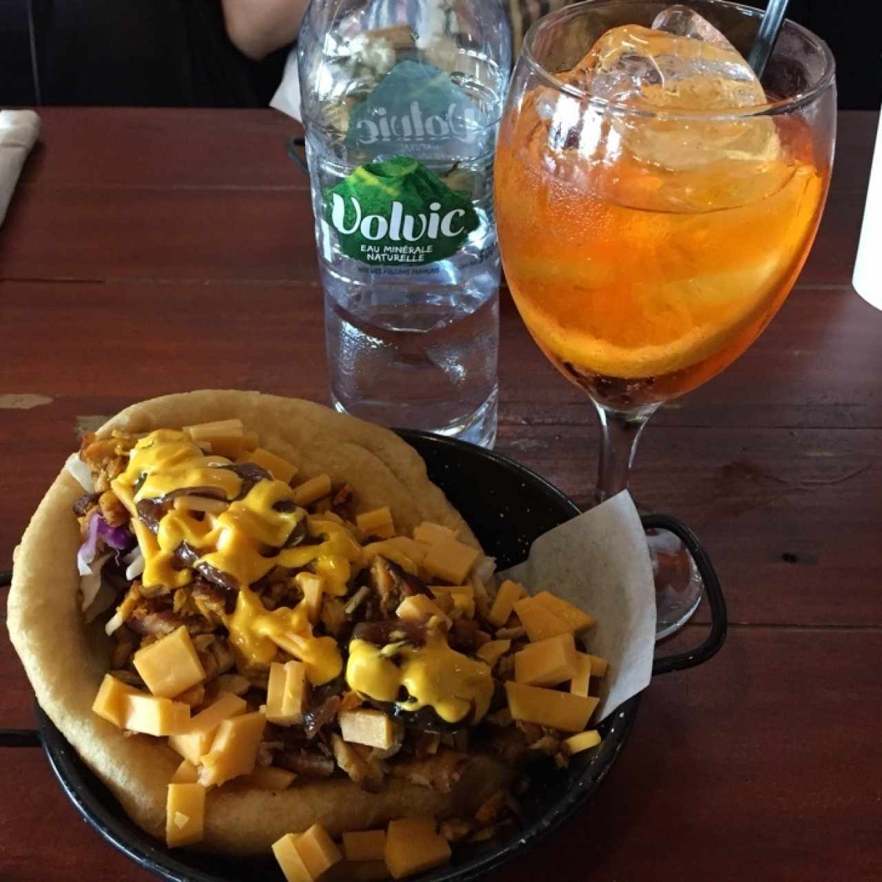 Taco de Hojaldre de Guanico (Pierna de Cerdo con Achiote, cebollas caramelizadas y cheddar) + Aperol Spritx