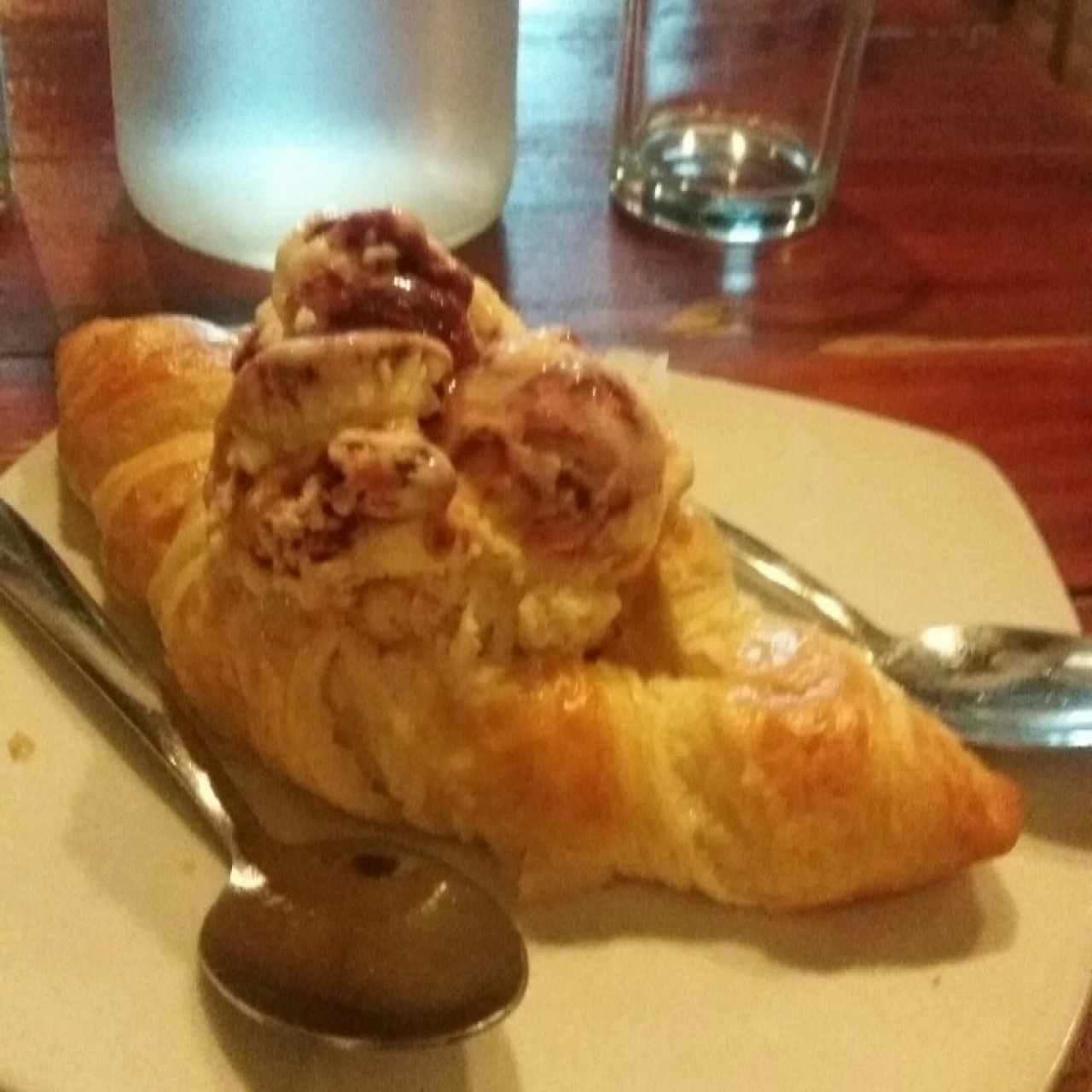 lo que en realidad recibí. un croissant normal con helado de mal sabor