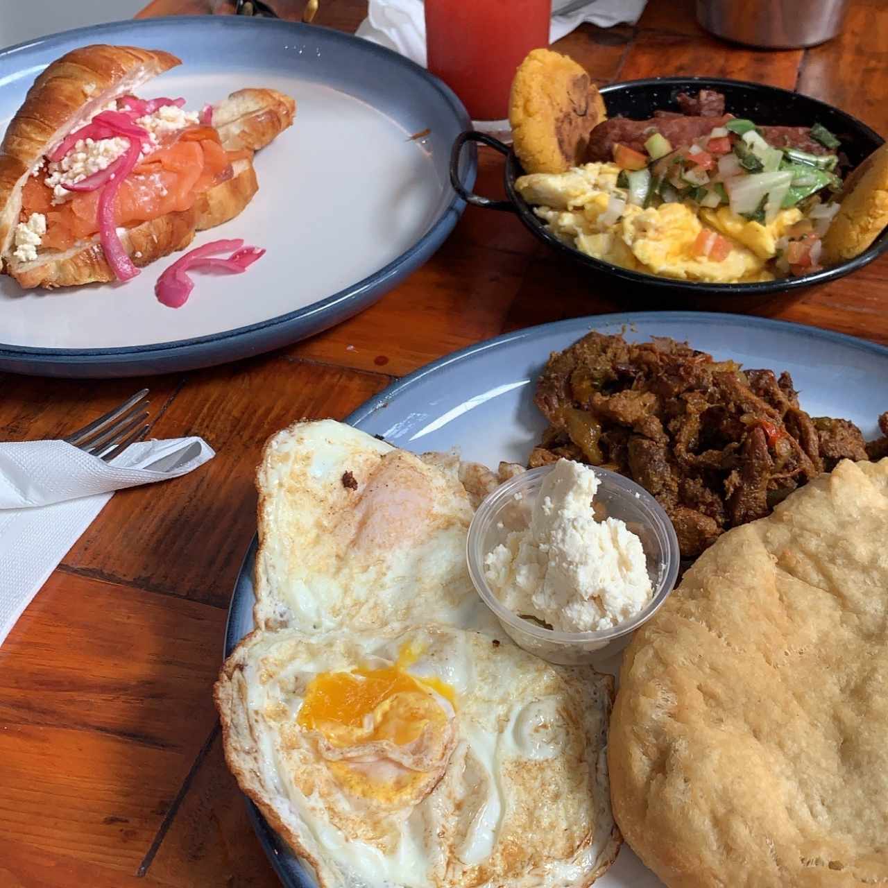 Brunch - Hojaldre a Caballo , croissant du marais 