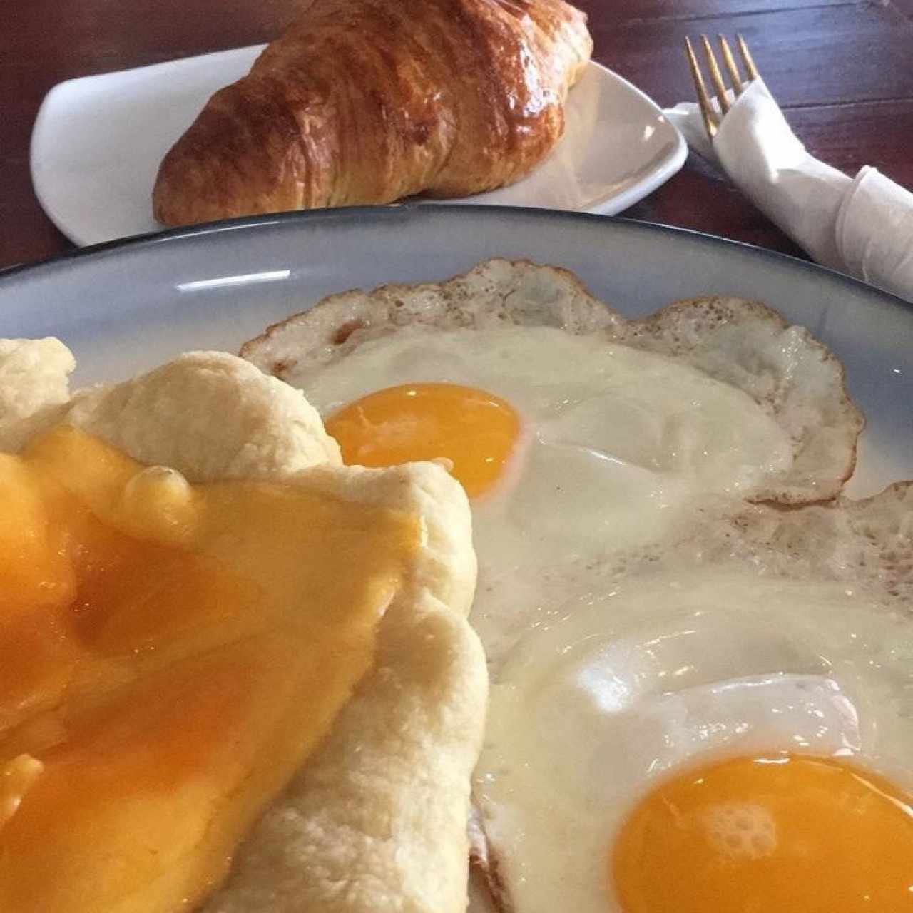 Hojaldra con Queso y Huevo 