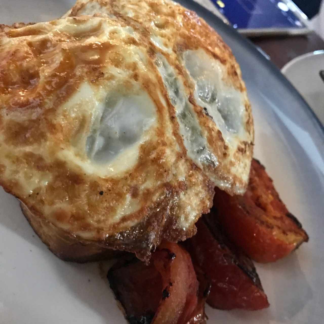 huevos, tomates y aguacte en pan tostado 