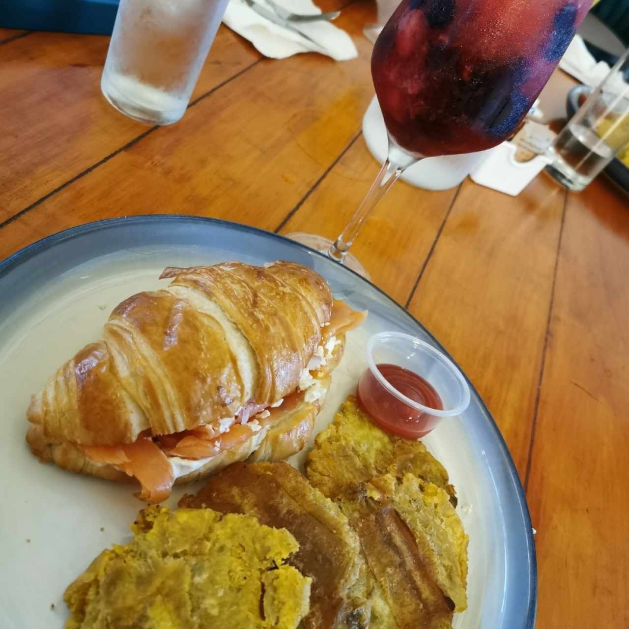 Croissant Du MARAIS con orden de patacon  y Tun Tonic de frutos rojos 