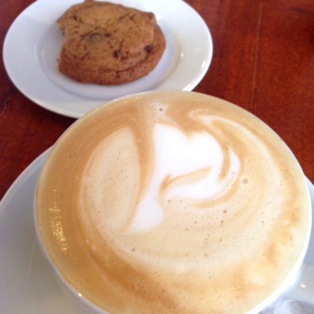 Capuccino y galleta de chocolate chip