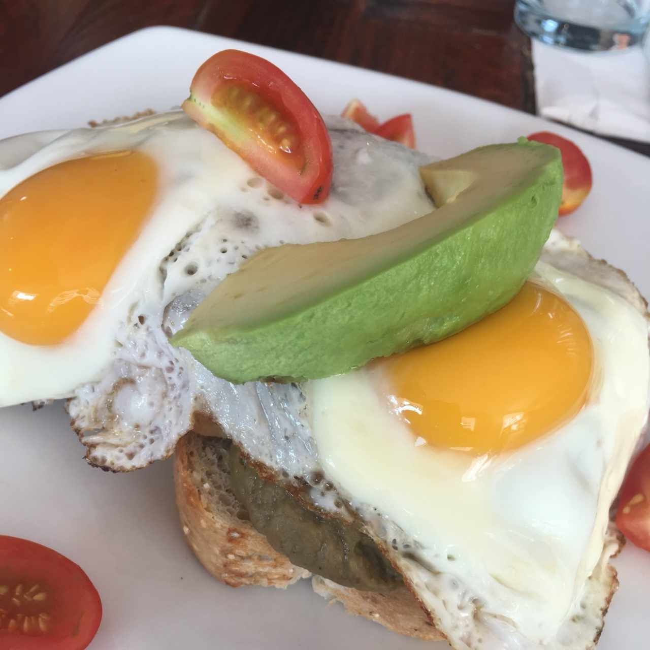 pan de quinoa, sofrito de guandú, aguacate y huevos