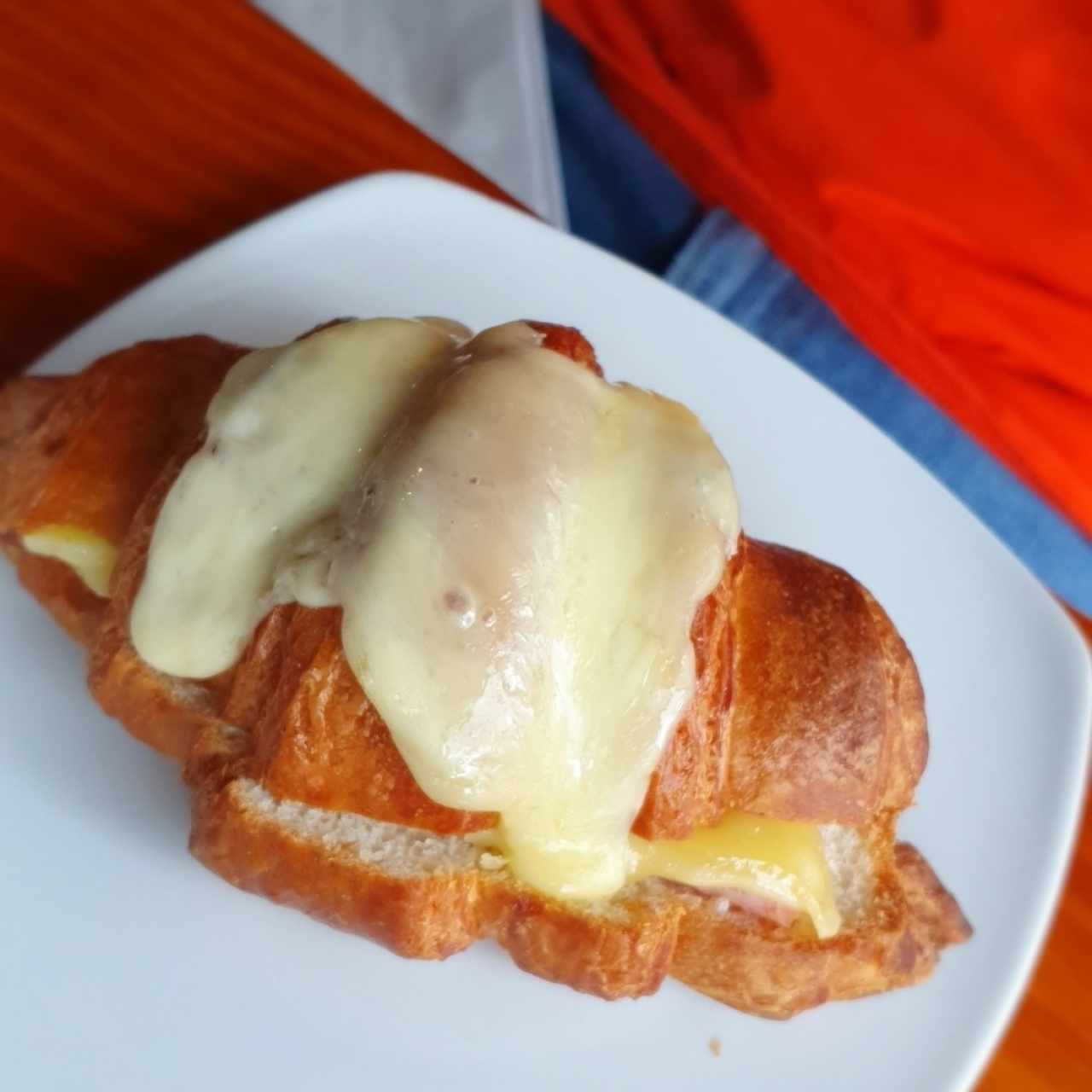 Croissant de jamon con queso