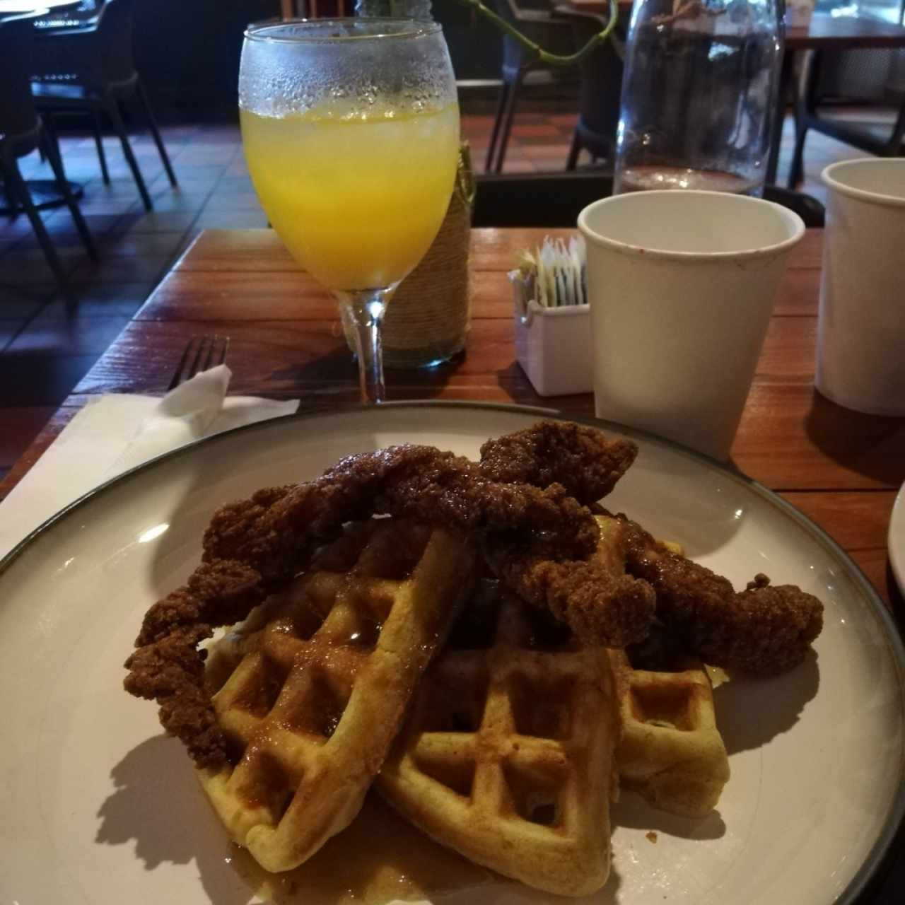 chicken and waffles con jugo de naranja piña