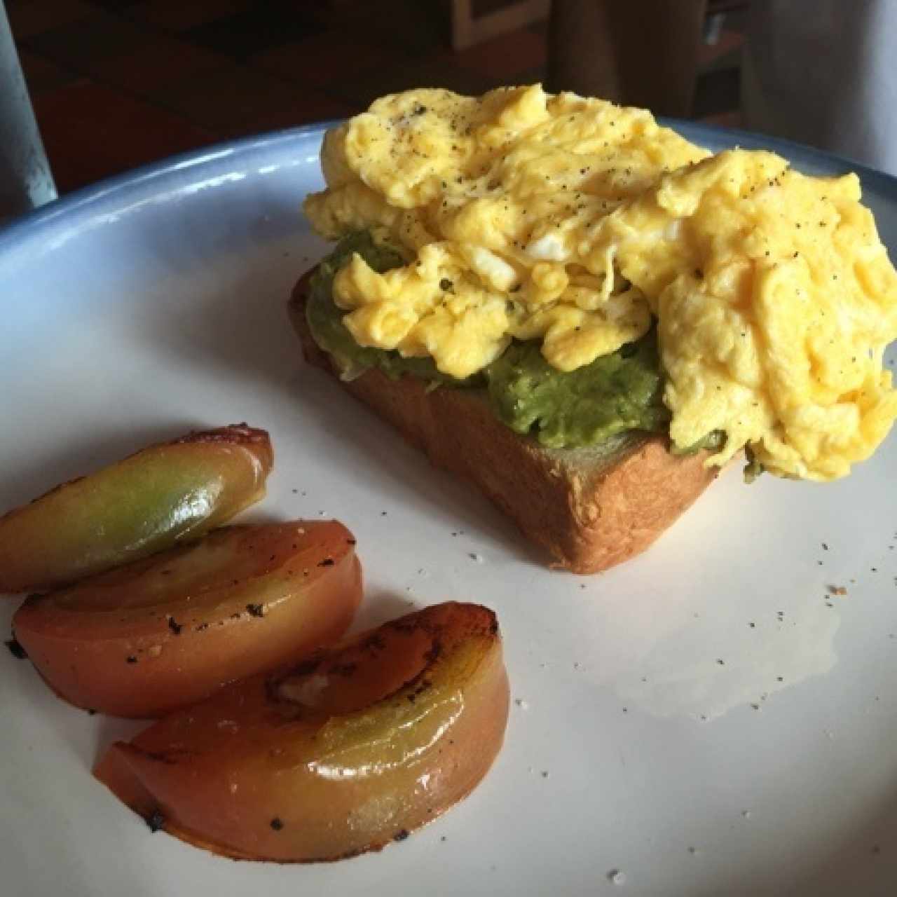 Tostada con aguacate y huevos revueltos