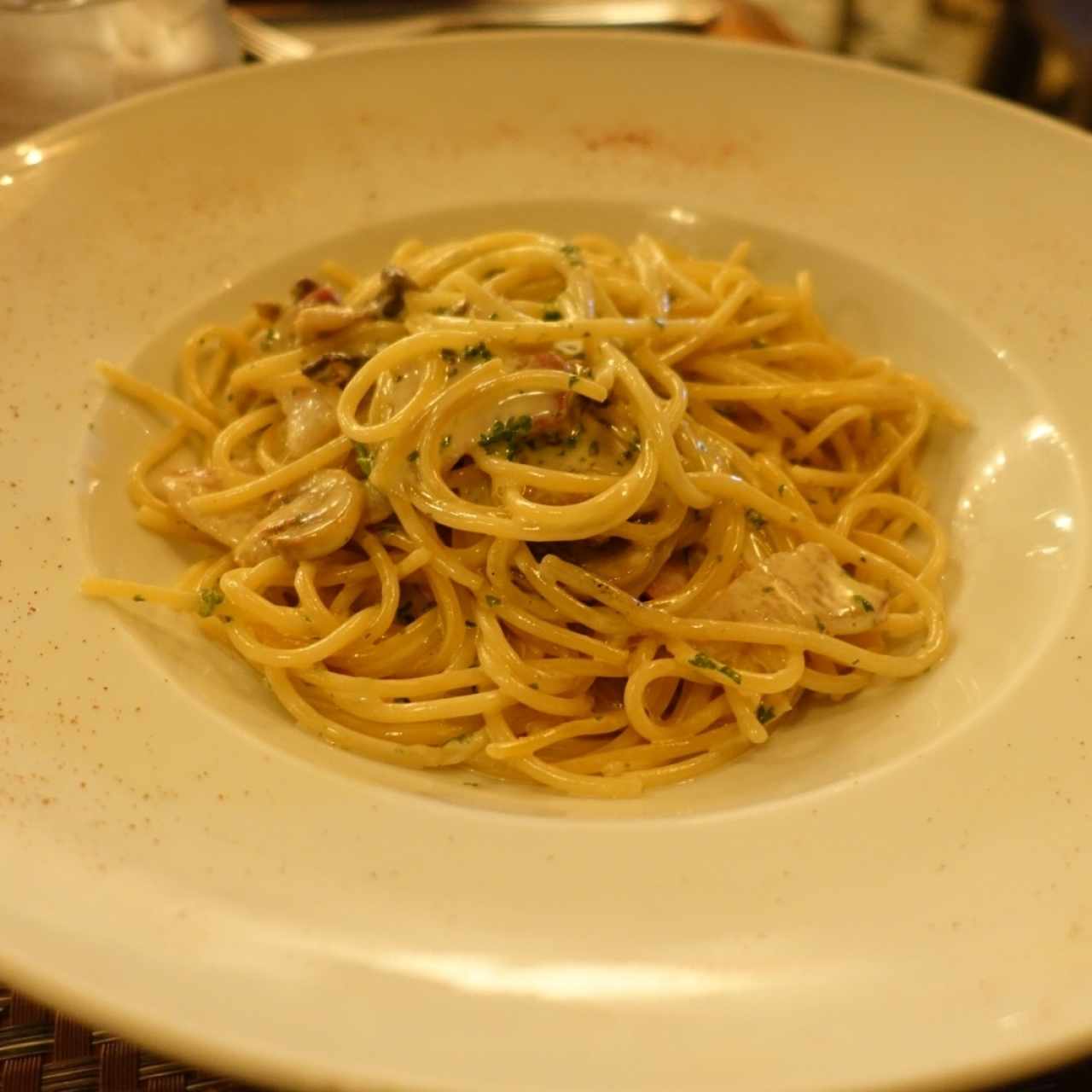 spaguettis alfreddo con hongos y tocino