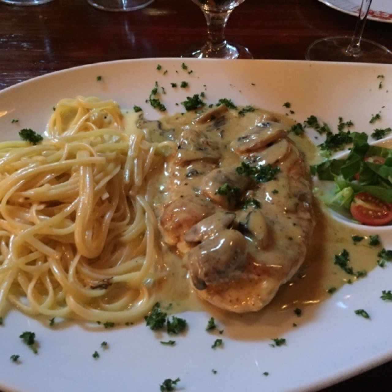 Pechuga de pollo en salsa de hongos con linguini en salsa blanca