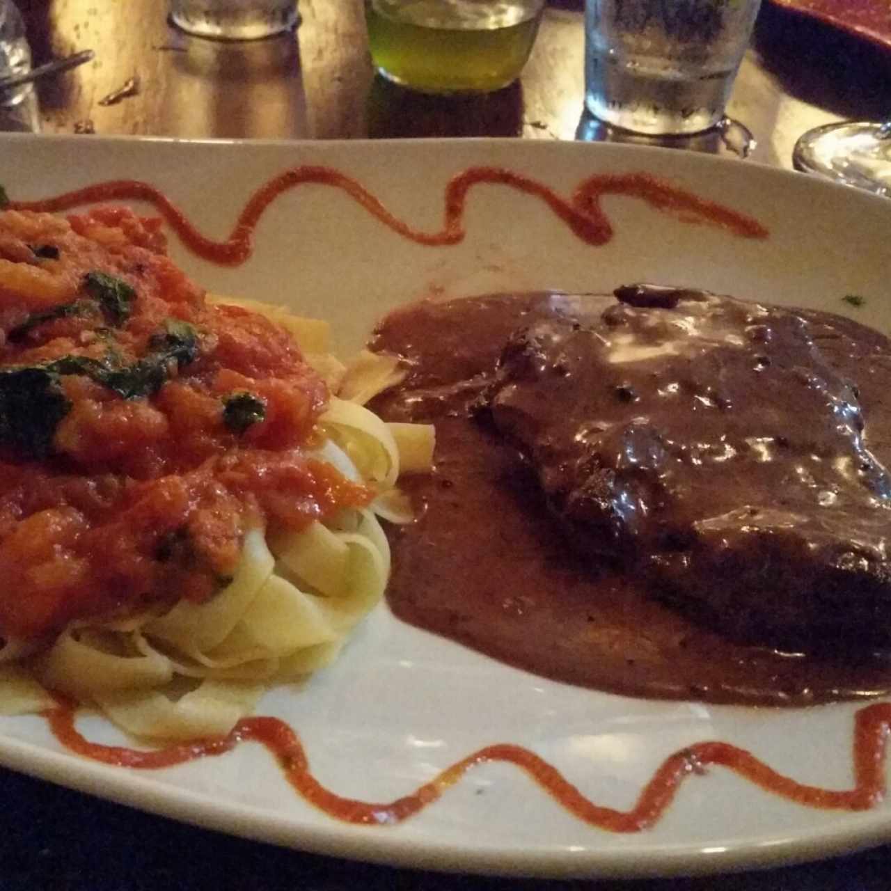 Filete  con Salsa de Pimienta y Fettuccine al pomodoro