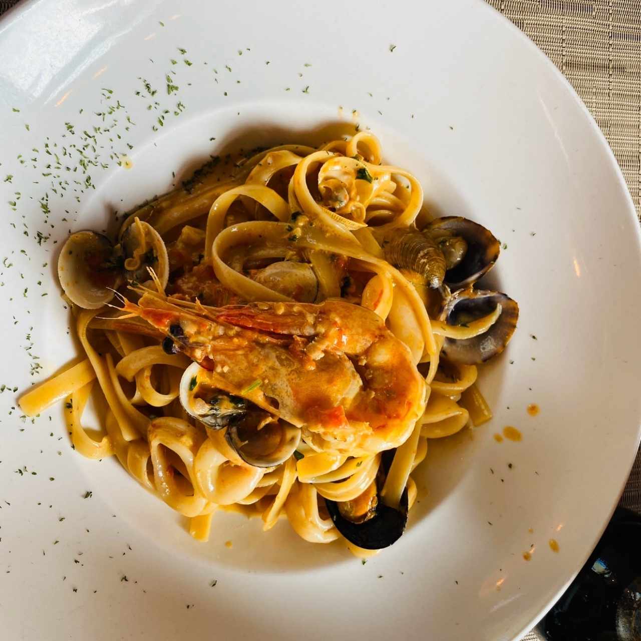 Fetuccini marinara en salsa rosada.