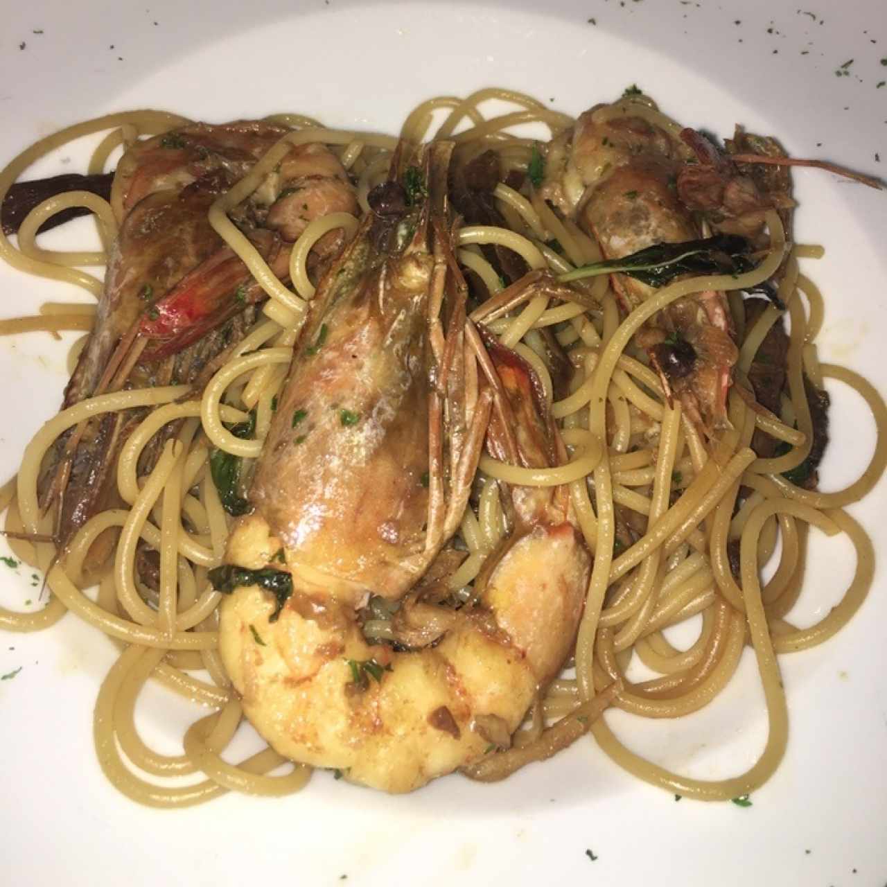 spaguetti con langostino y hongos