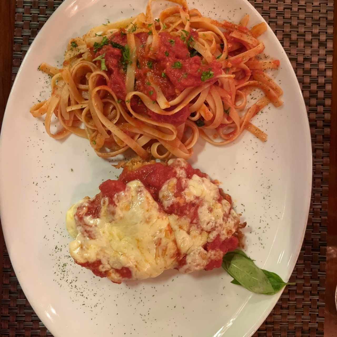 Pollo a la milanesa con pasta pomodoro 