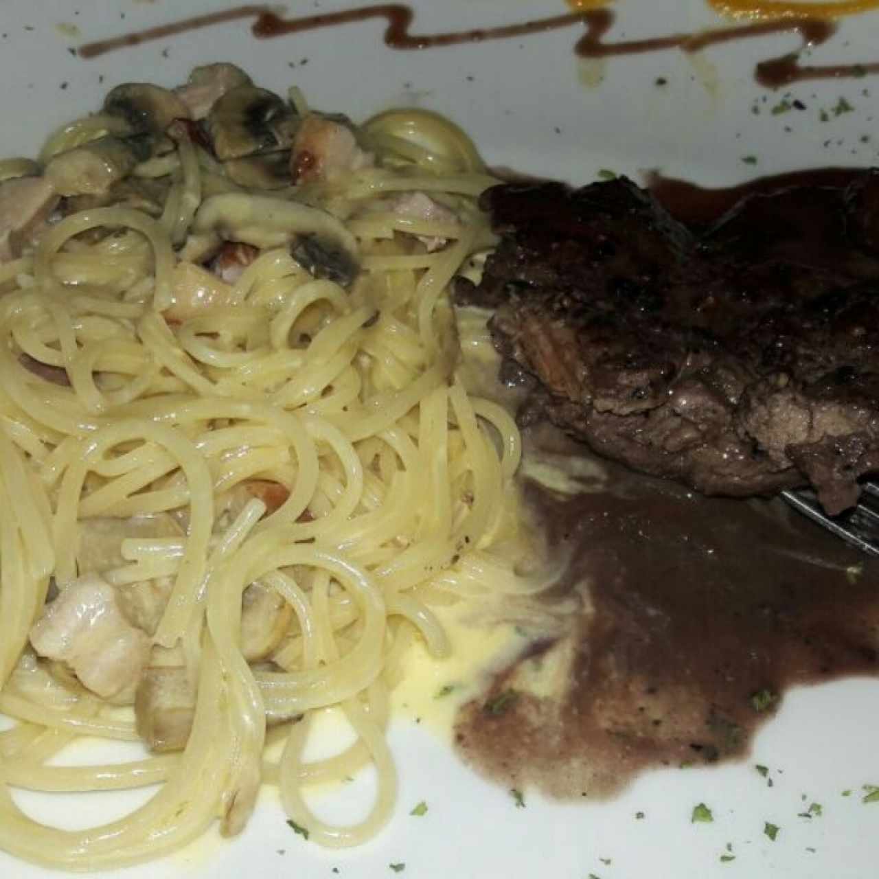 filete a la pimienta con pasta a la boscaiola