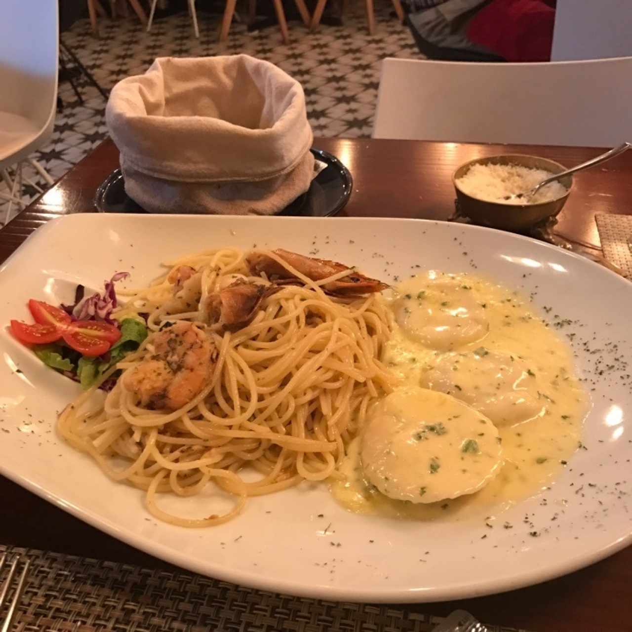 Duo de pastas: Tortelonni en salsa blanca y spaghettini al oleo con langostinos