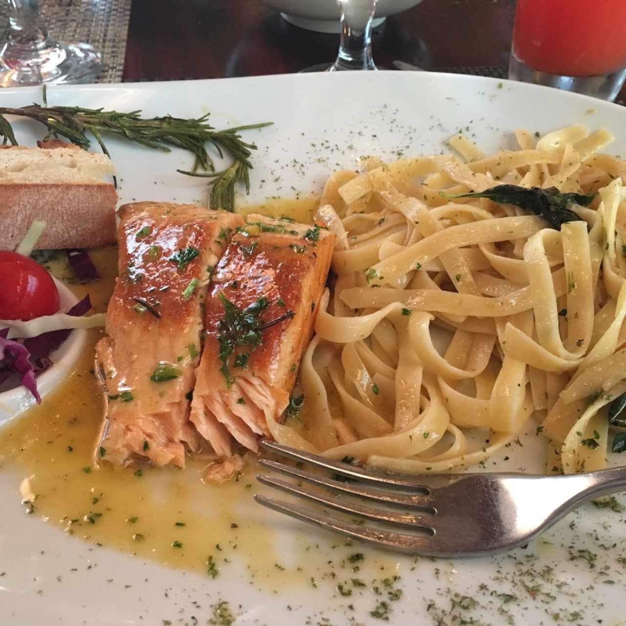 salmon al oleo con fettuccine  