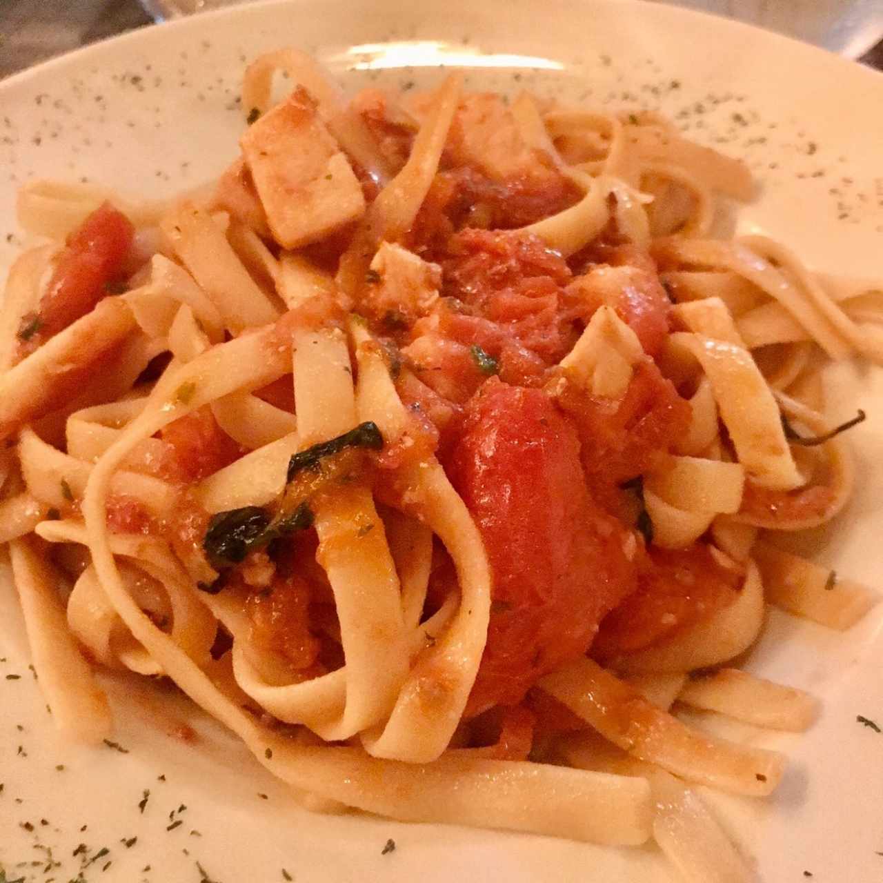 Fettucine con pollo en salsa de tomate. 