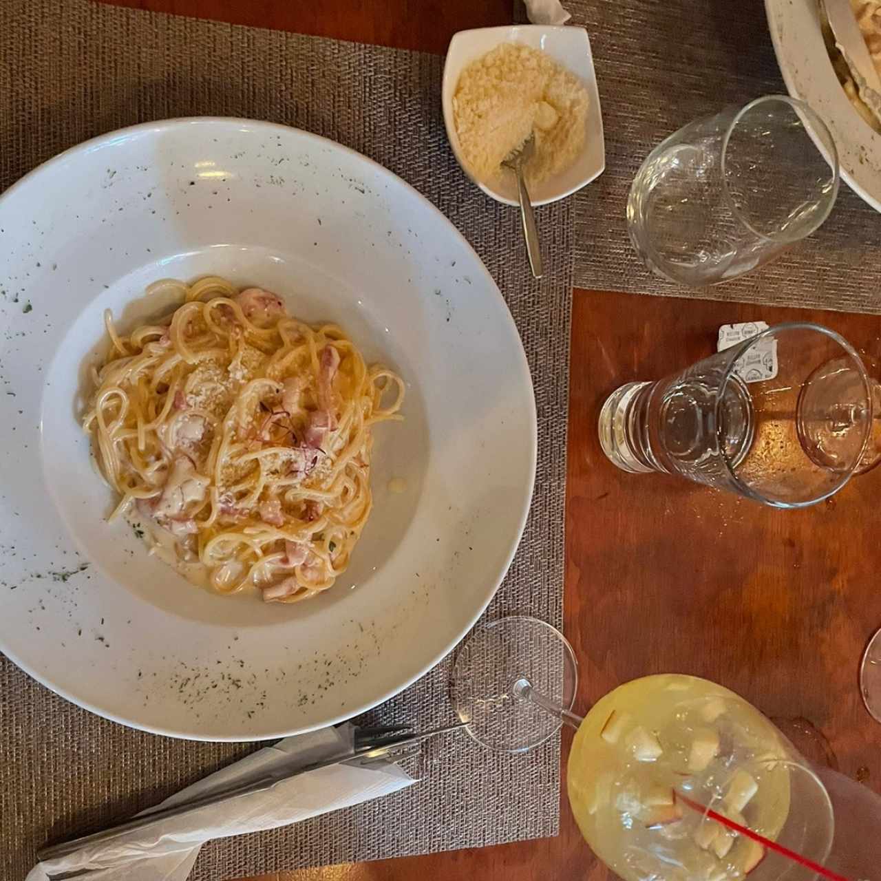 pasta carbonara con sangria blanca