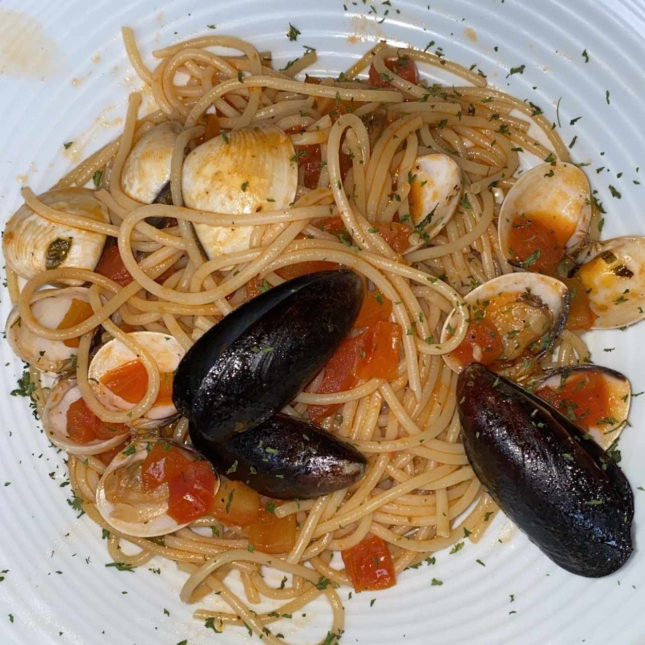 pasta con almejas y mejillones 