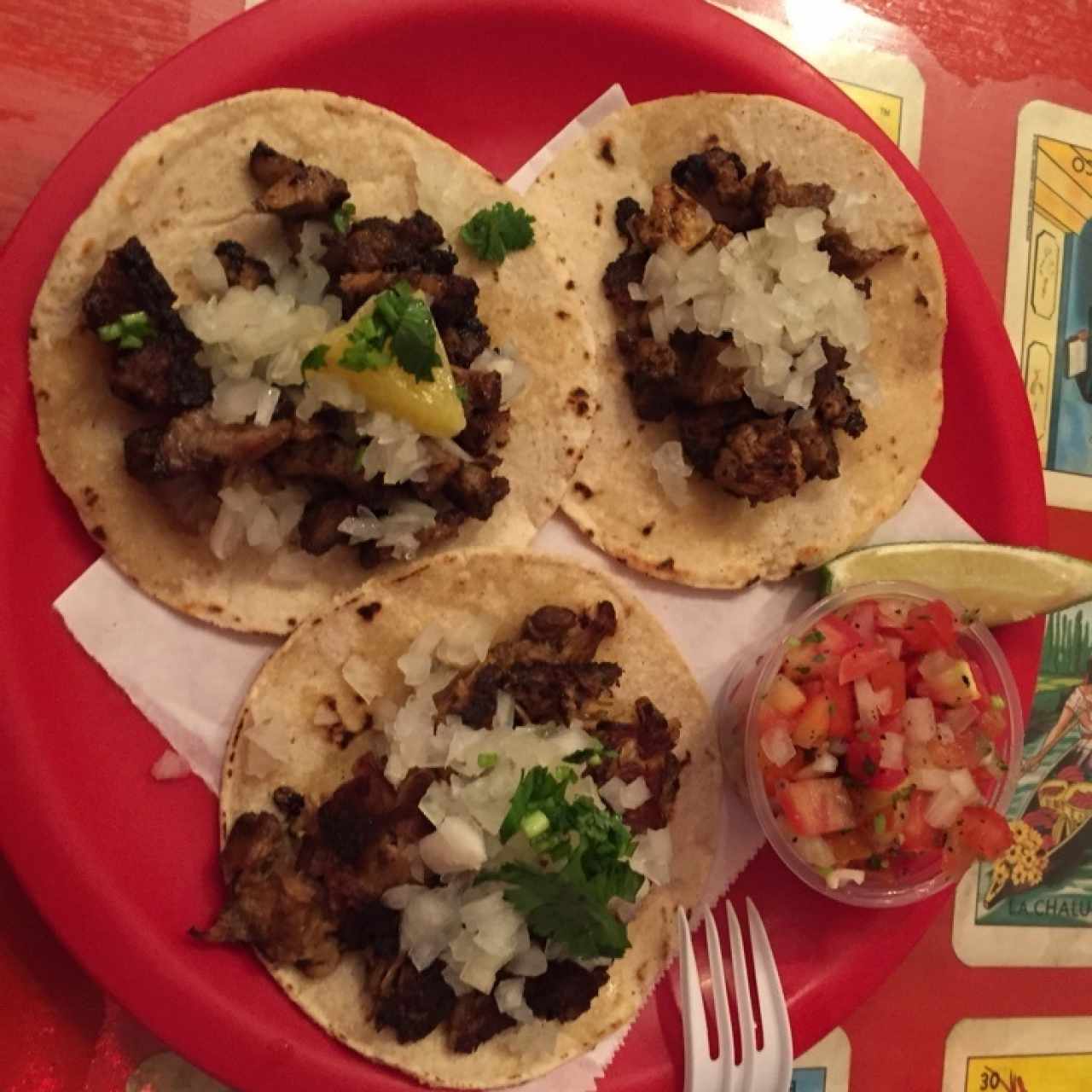 Trio de tacos al pastor, de carnita y de pollo.