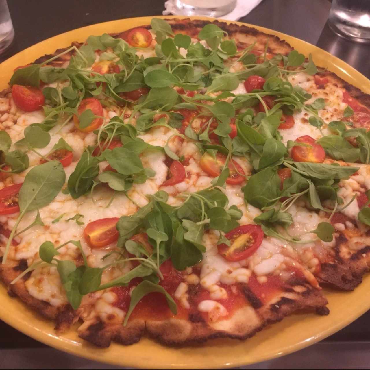 Pizza gluten free de arugula con tomate cherry