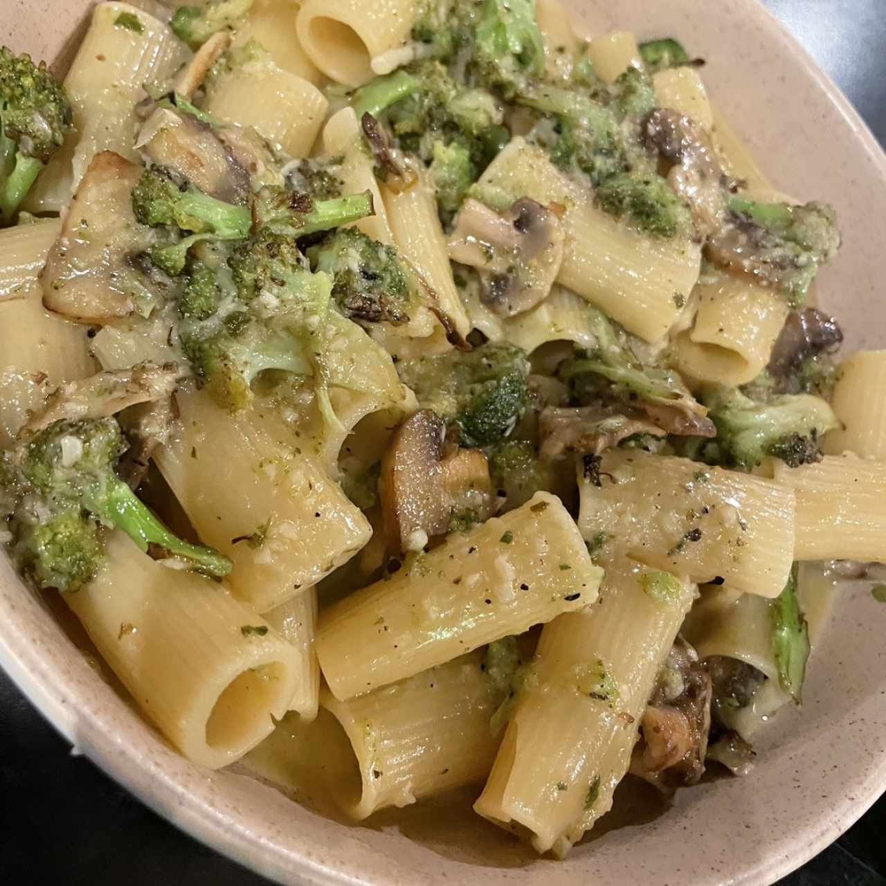 Rigatoni con brócoli rostizado y champiñones