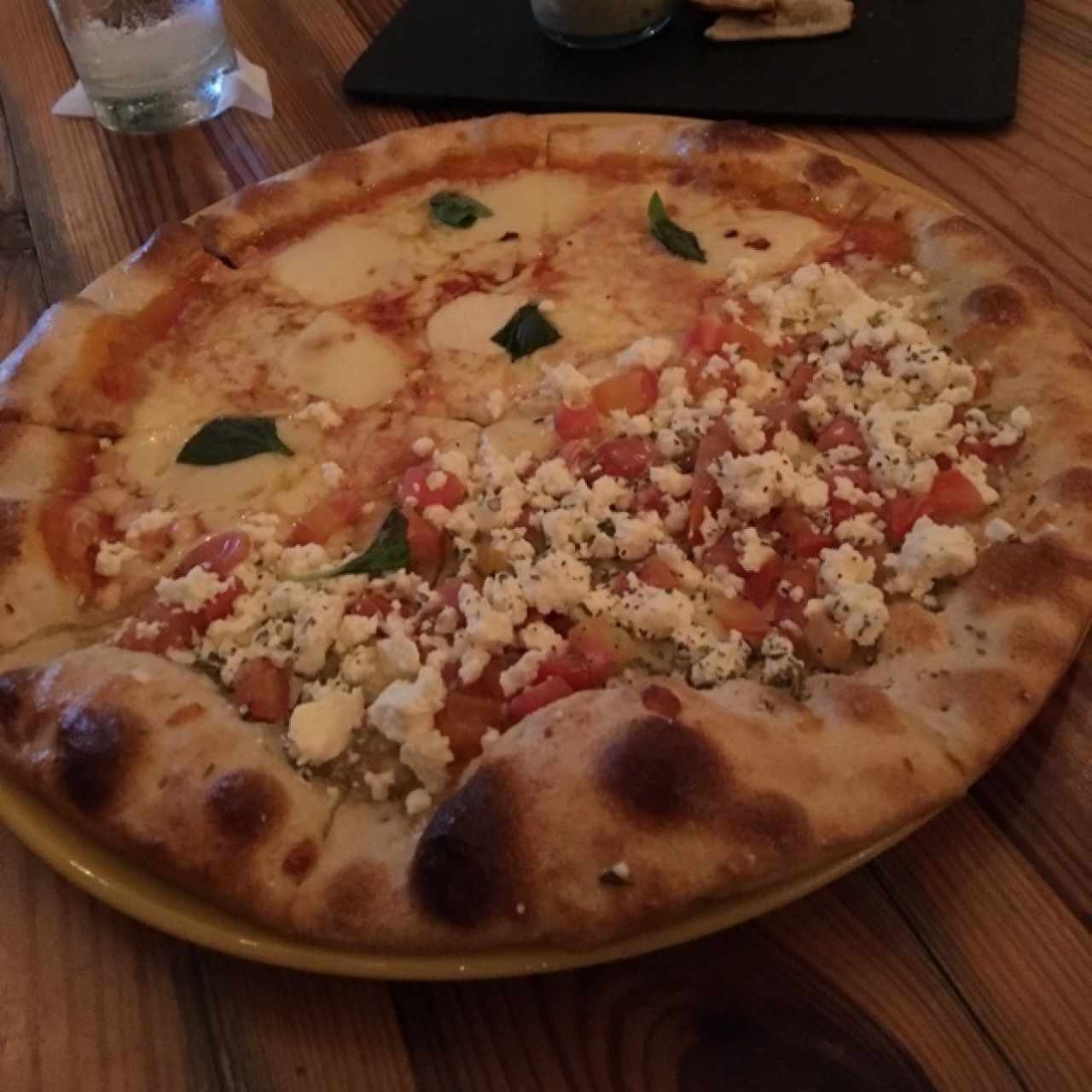 mitad spicy y mitad feta