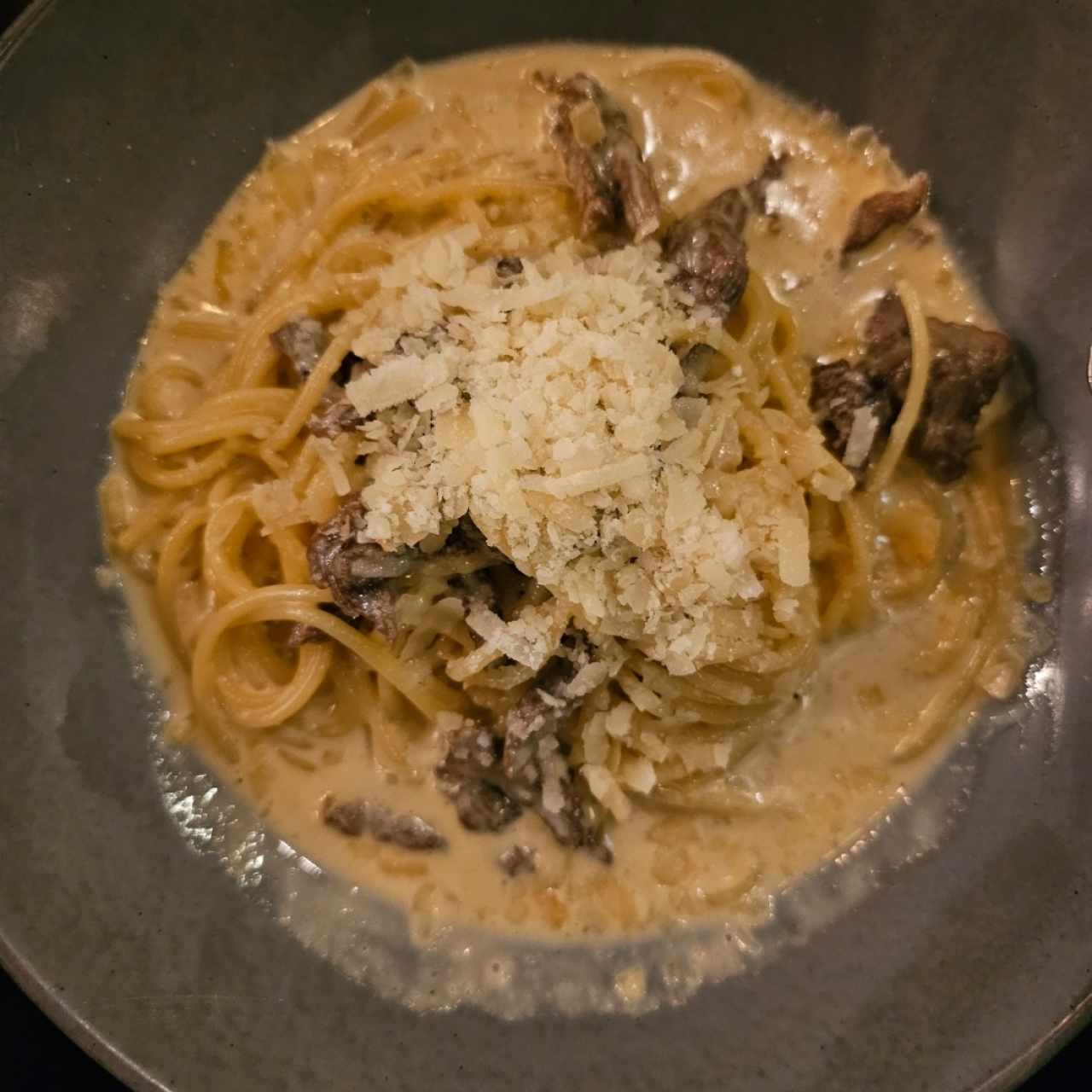 spaghetti de carne de angus en salsa blanca