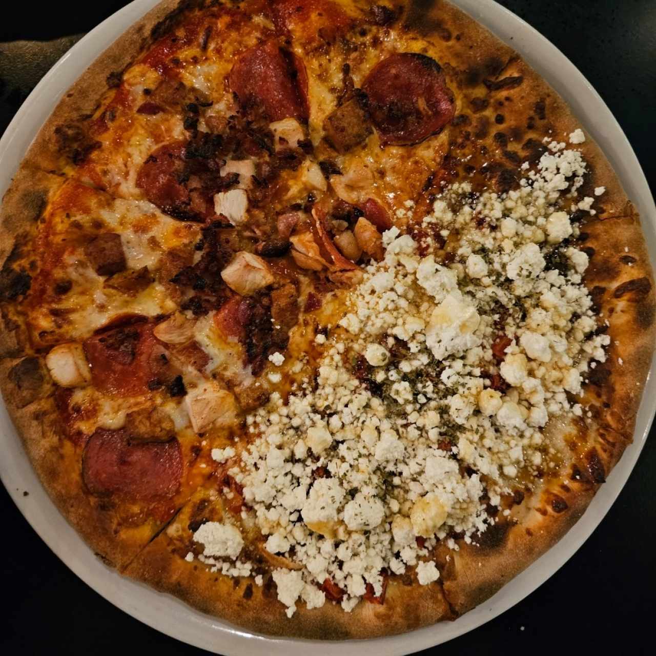 Pizza de cuatro carnes y Feta con miel