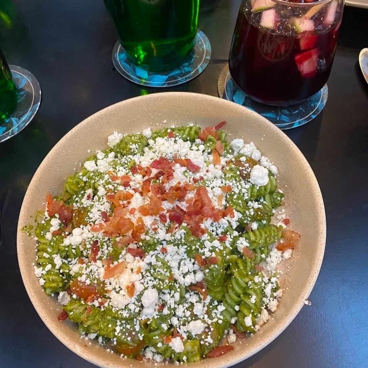 Fusilini al pesto, con queso feta, tomate cherry y tocino